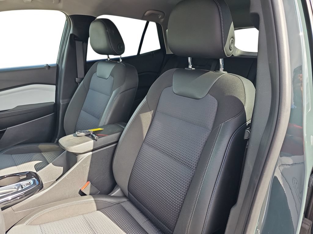 Used 2025 Chevrolet Trax LT FWD image 15