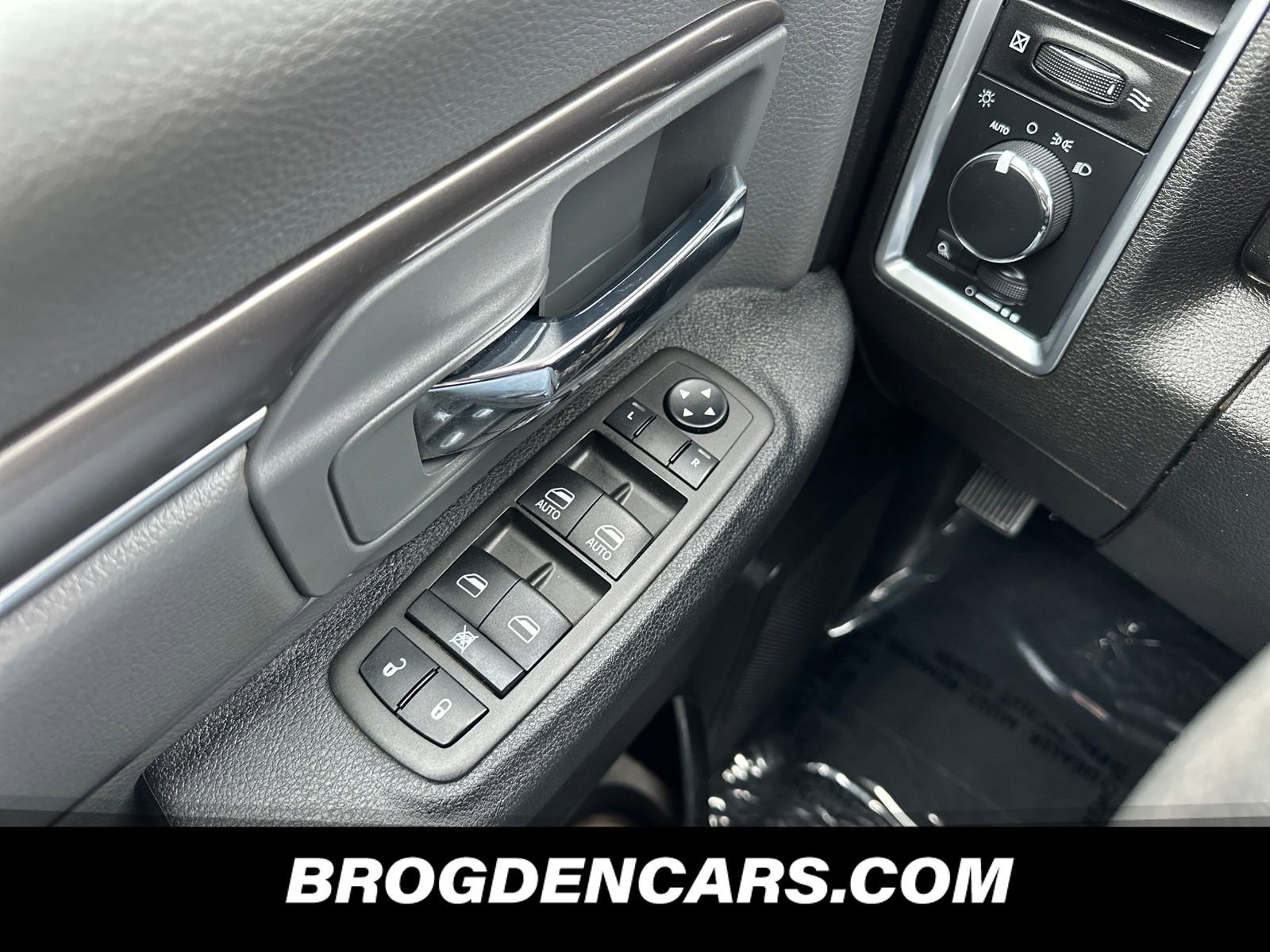 Used 2024 RAM 1500 Classic SLT image 7