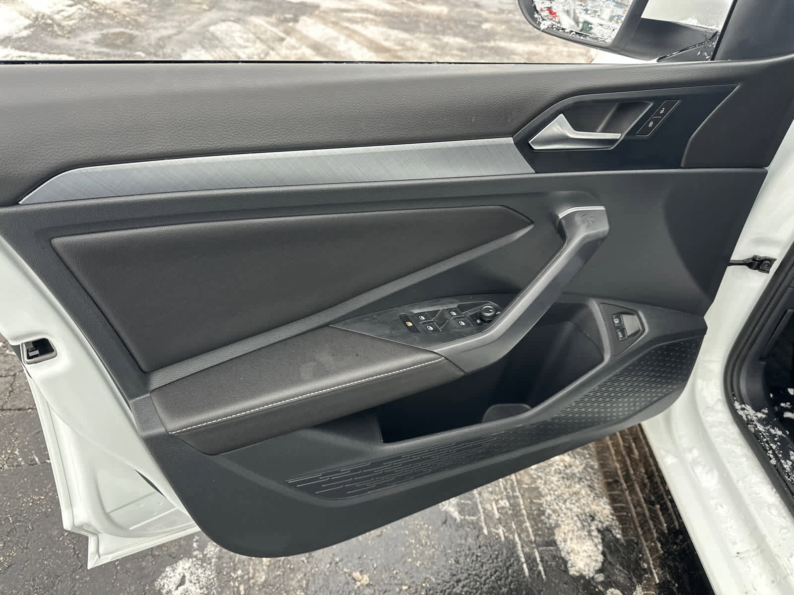 Used 2024 Volkswagen Jetta SE w/ Panoramic Sunroof Package image 29