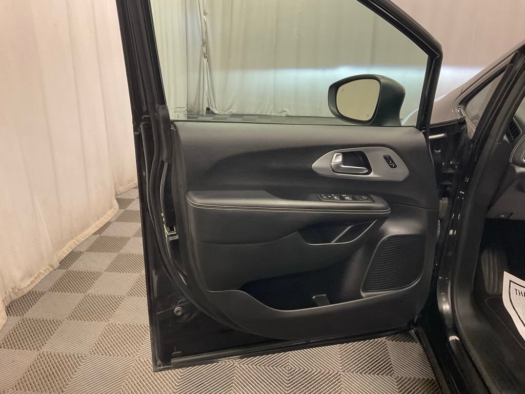 Used 2023 Chrysler Pacifica Touring-L w/ S Appearance Package FWD image 21