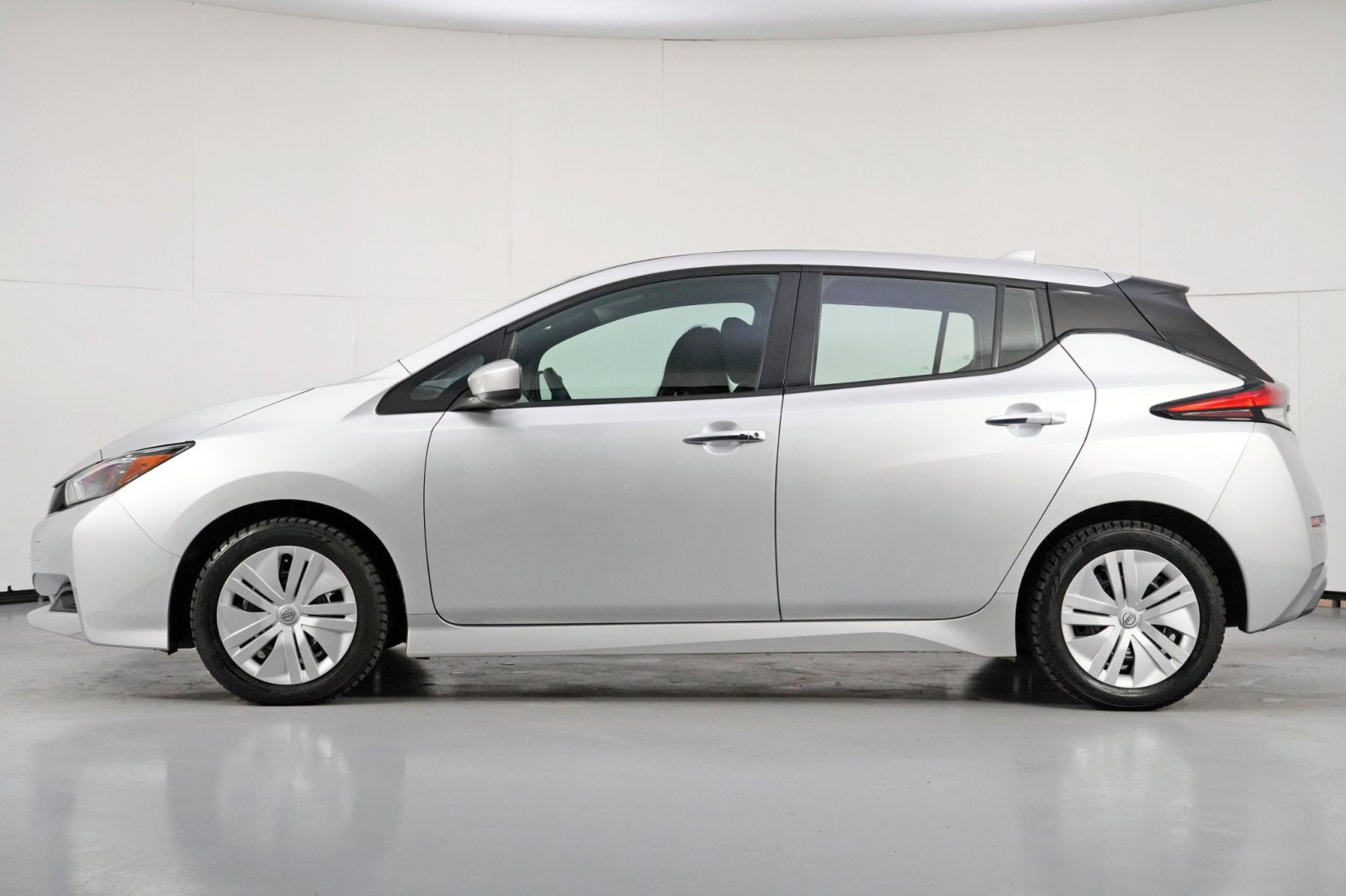 Used 2025 Nissan Leaf S image 8