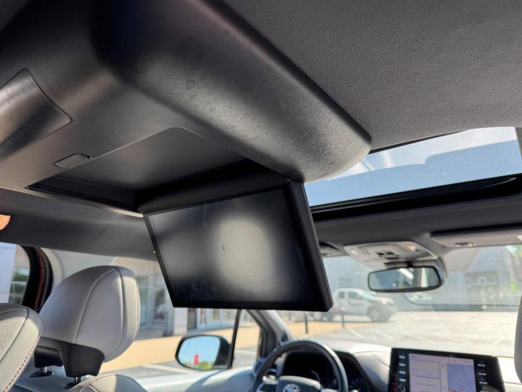 Certified 2022 Toyota Sienna XSE AWD/4WD image 17
