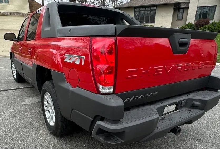 Used 2003 Chevrolet Avalanche 4x4 w/ Suspension Package, Off-Road image 3