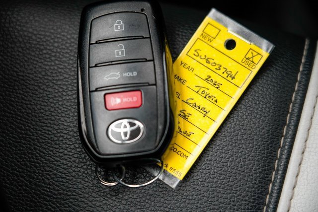 Used 2025 Toyota Camry SE image 35