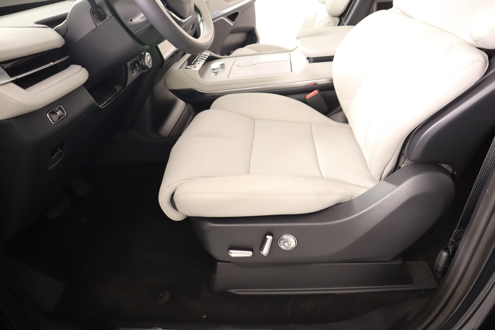 New 2026 Lincoln Navigator Reserve w/ Jet Appearance Package AWD/4WD image 11
