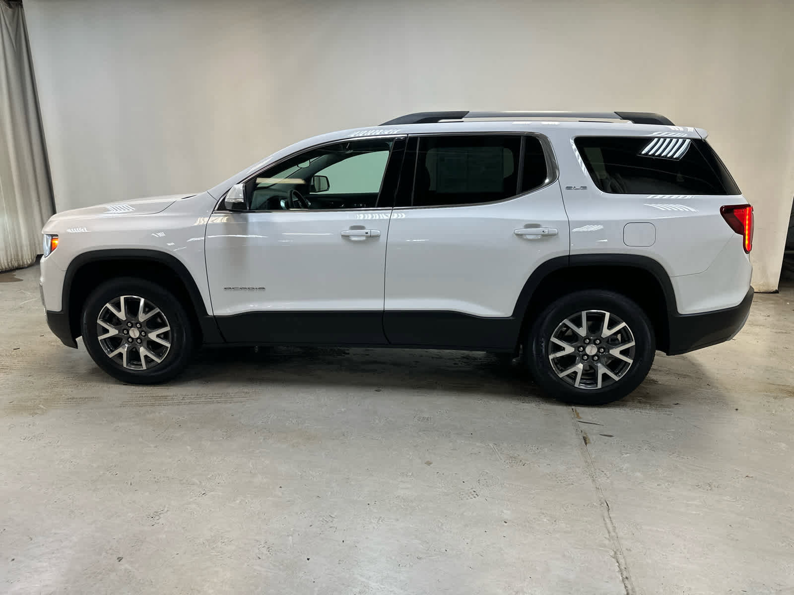 Certified 2023 GMC Acadia SLE w/ Driver Convenience Package AWD/4WD image 9