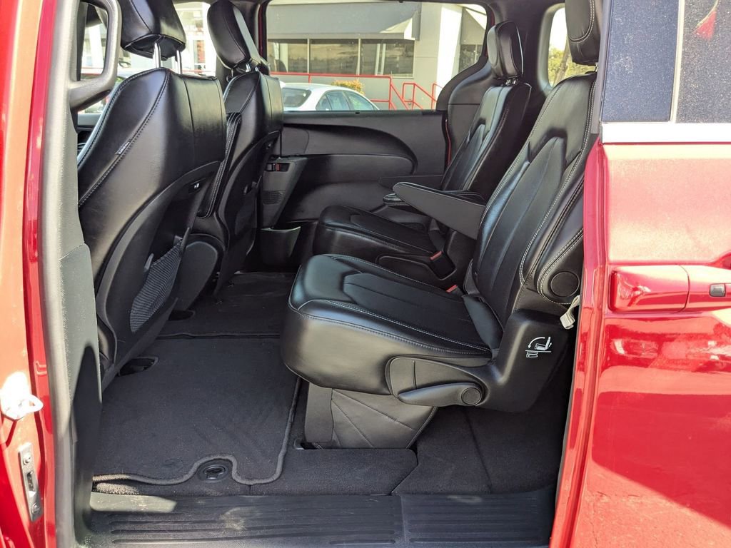 Used 2025 Chrysler Pacifica Select image 23
