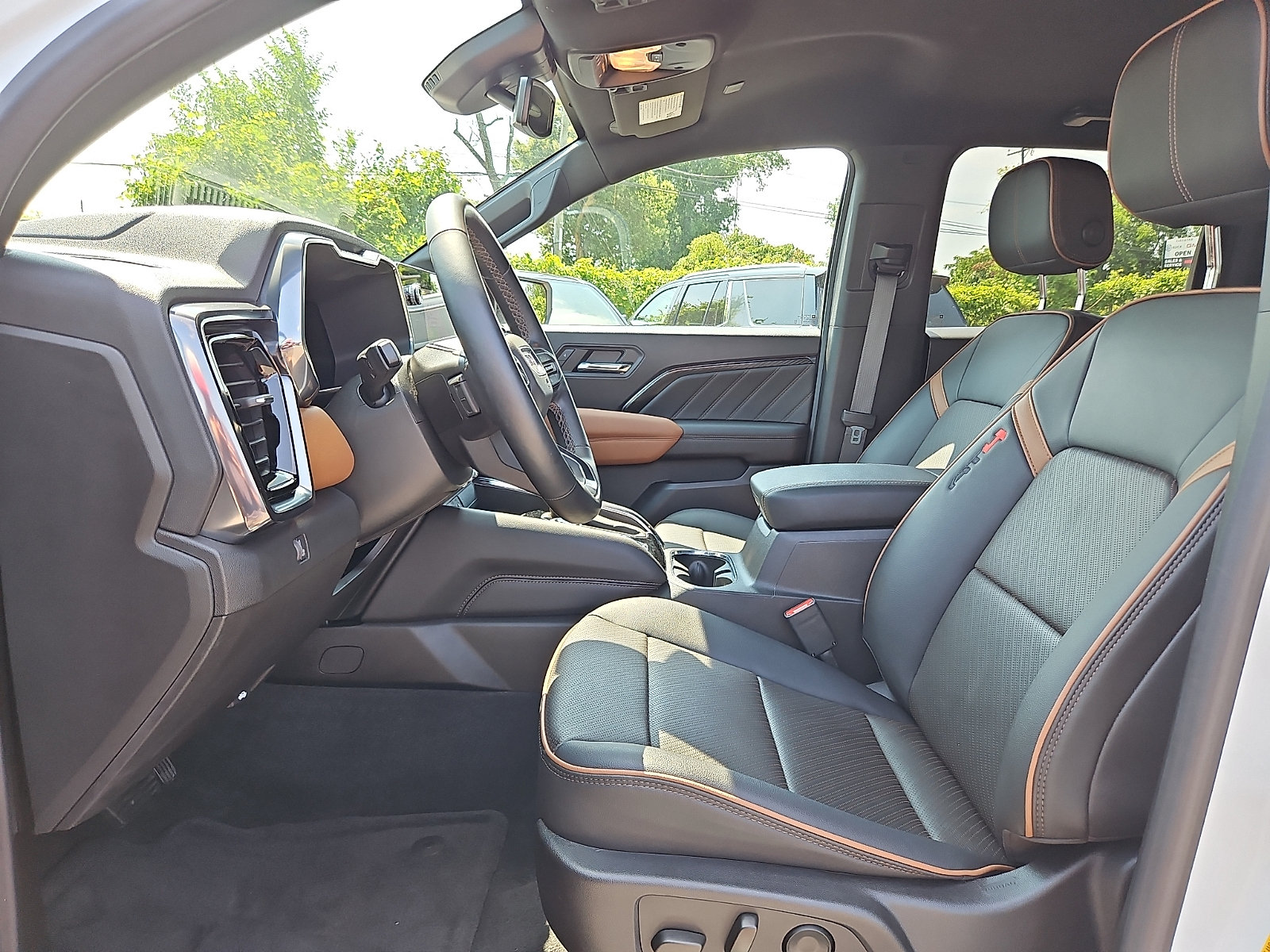 Used 2023 GMC Canyon AT4 w/ AT4 Premium Package AWD/4WD image 13