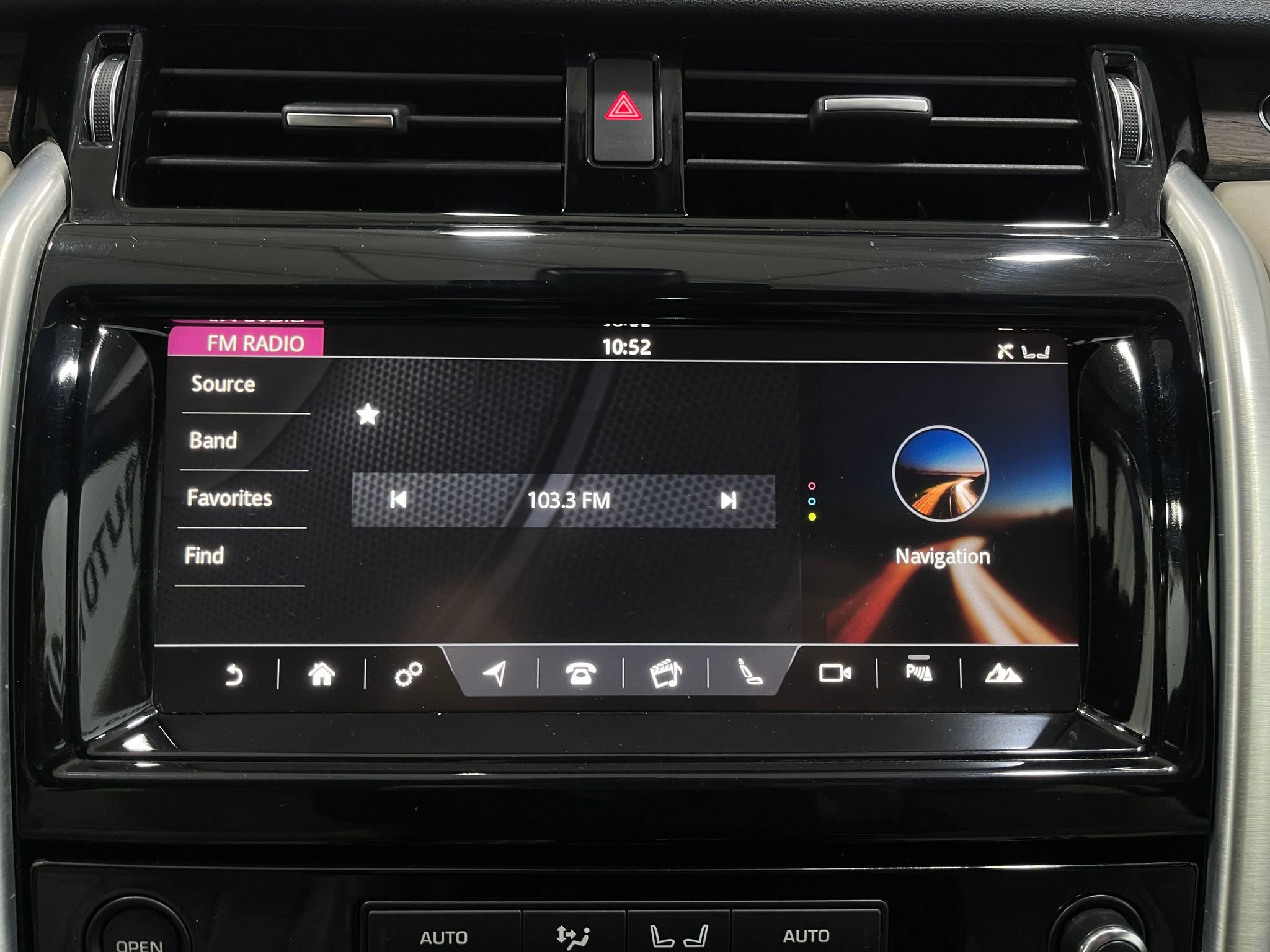 Used 2018 Land Rover Discovery HSE AWD/4WD image 24