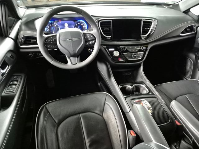 Used 2025 Chrysler Pacifica Limited image 10