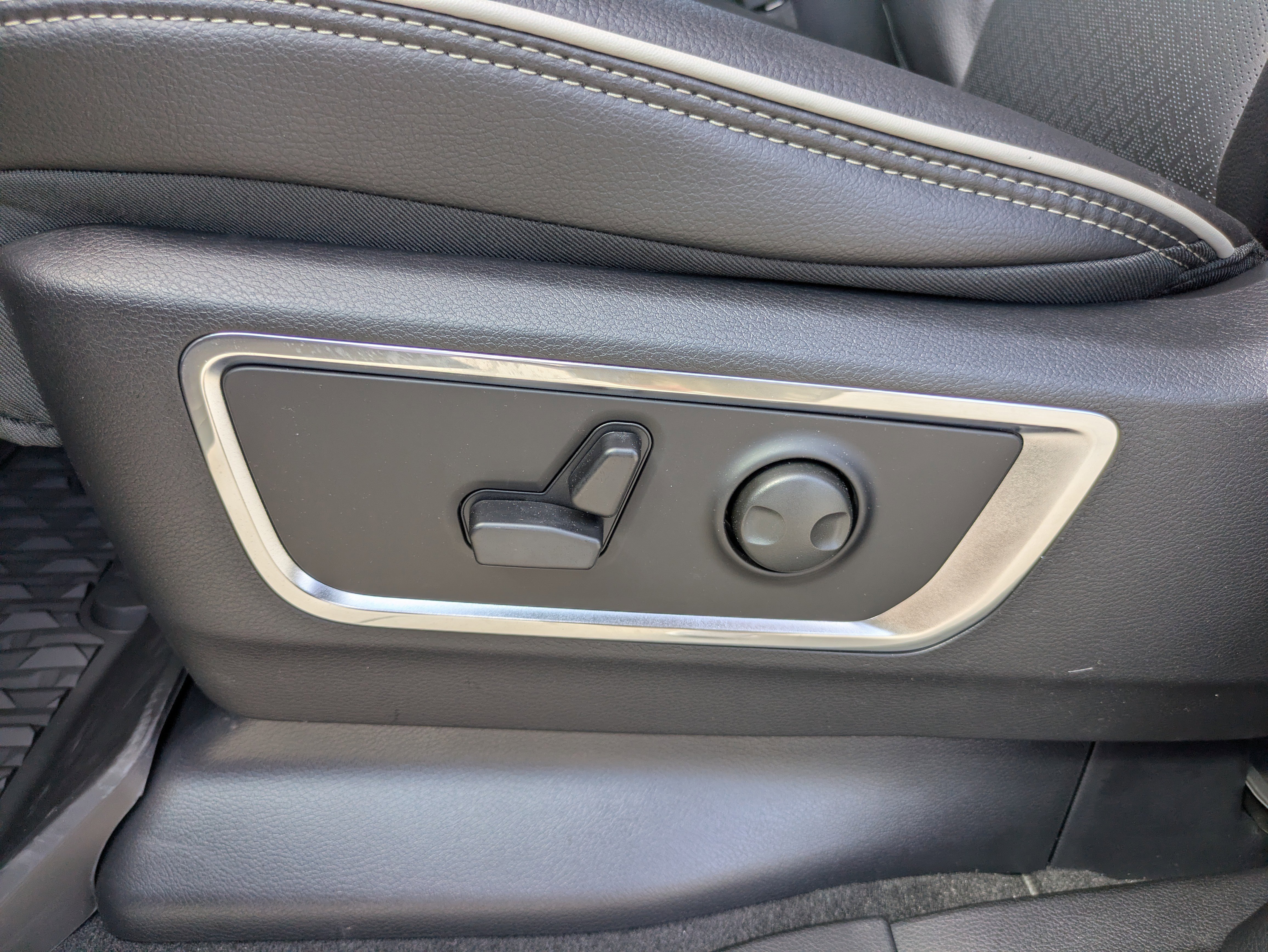 New 2026 RAM 1500 Laramie AWD/4WD image 9