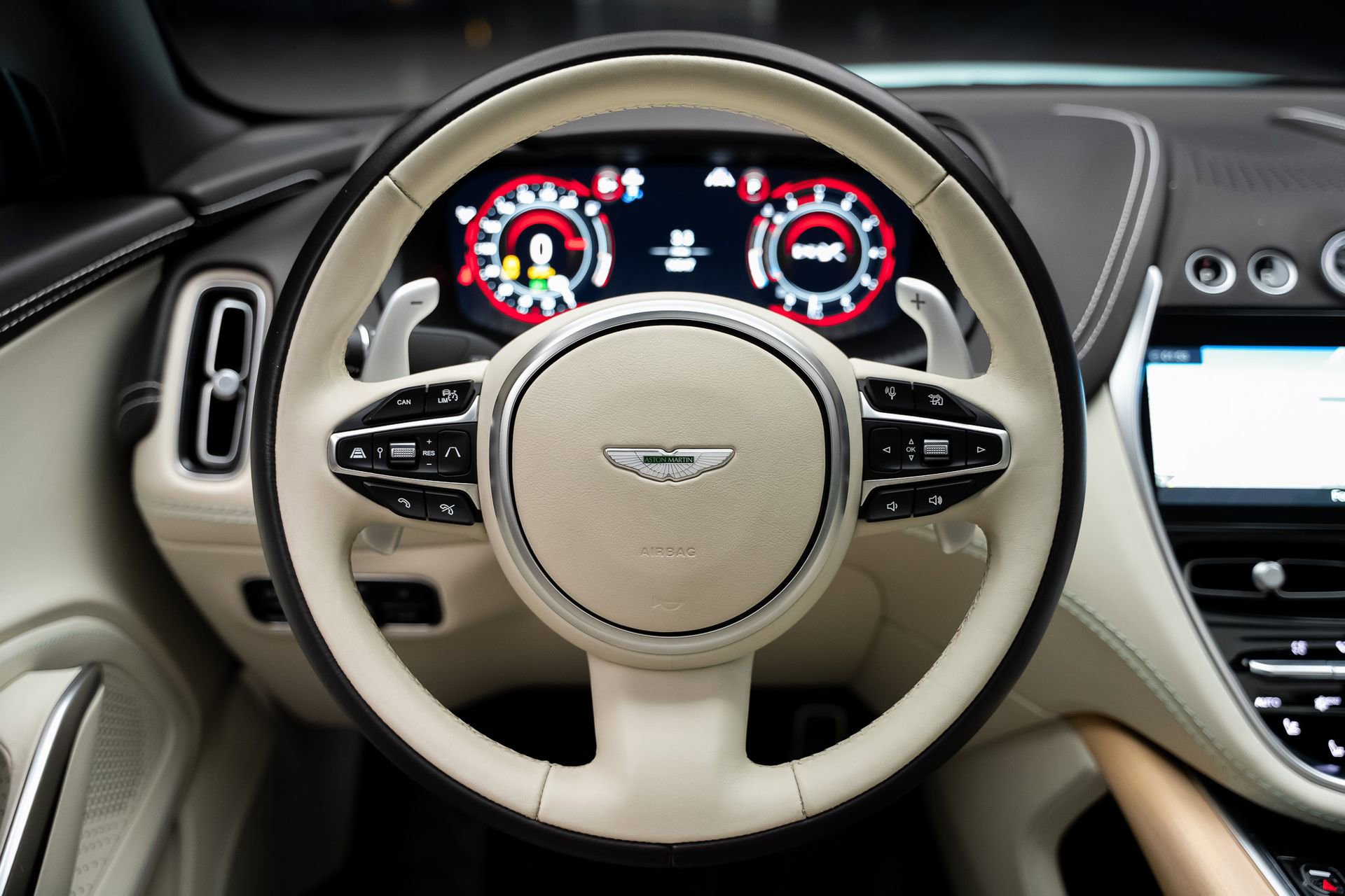 Used 2023 Aston Martin DBX AWD/4WD image 32