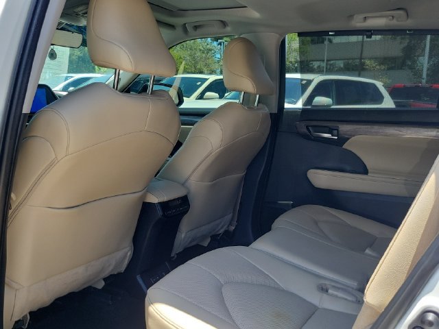 Used 2025 Toyota Highlander Limited FWD image 7