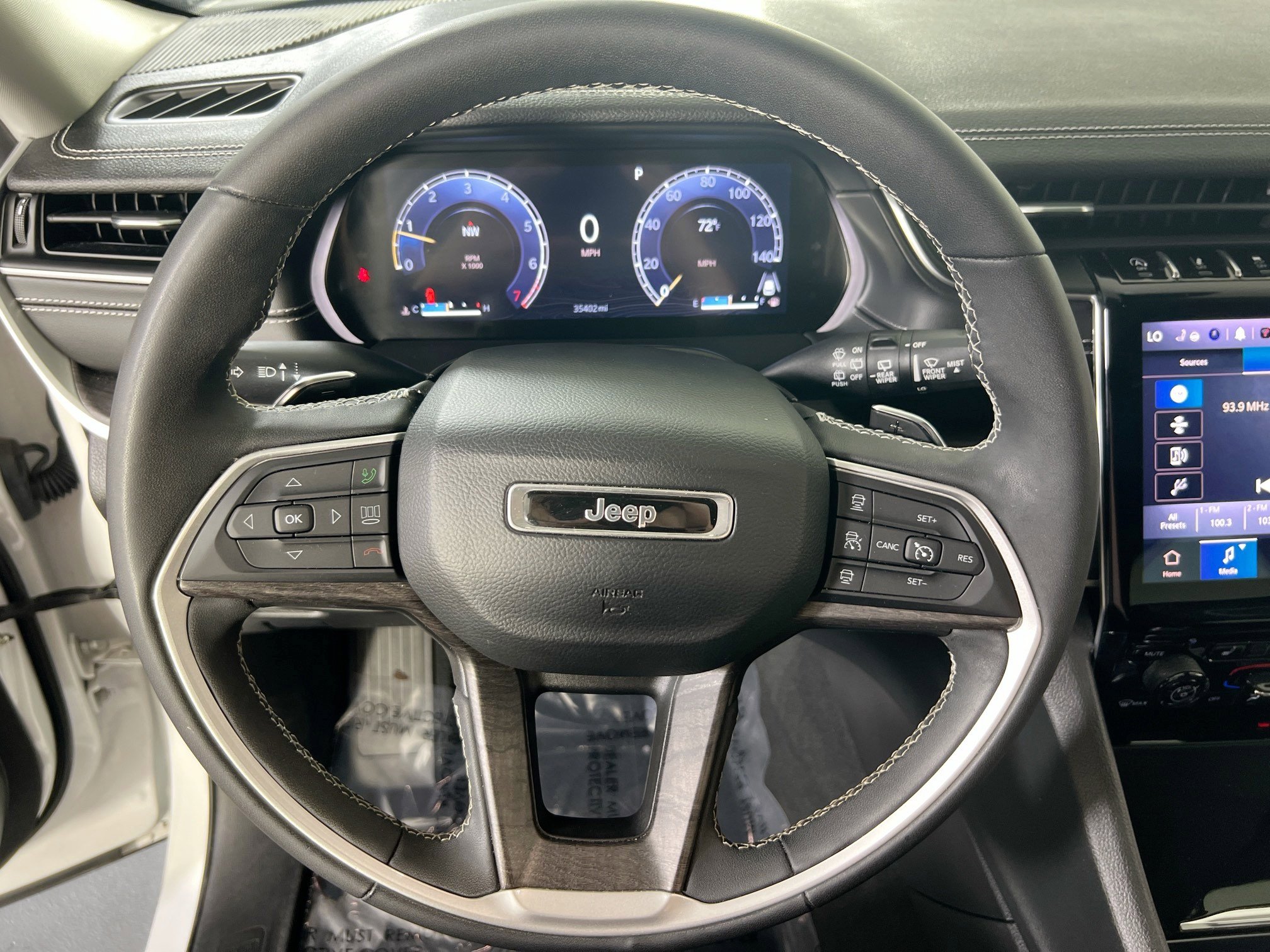 Used 2023 Jeep Grand Cherokee Limited image 11
