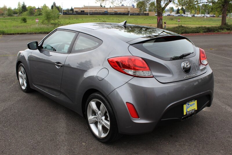 Used 2012 Hyundai Veloster FWD image 3