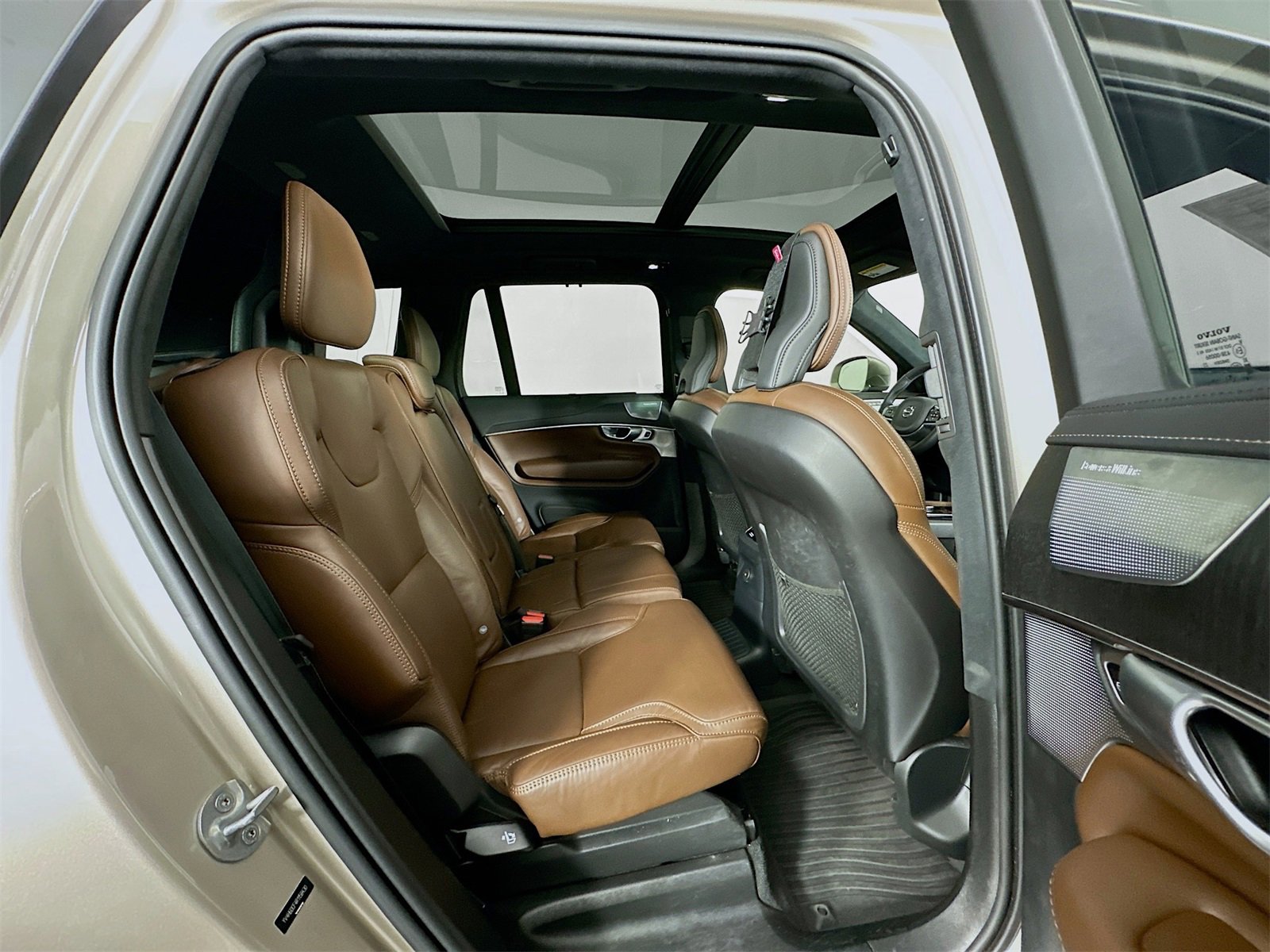 Used 2024 Volvo XC90 T8 Ultimate w/ Lounge Package image 30