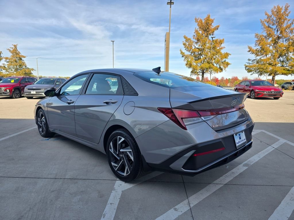 Used 2025 Hyundai Elantra Sport image 3