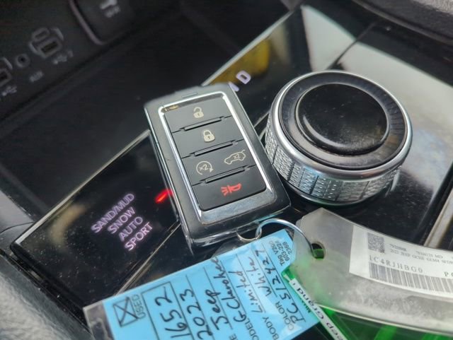 Used 2023 Jeep Grand Cherokee Limited w/ Luxury Tech Group II image 34
