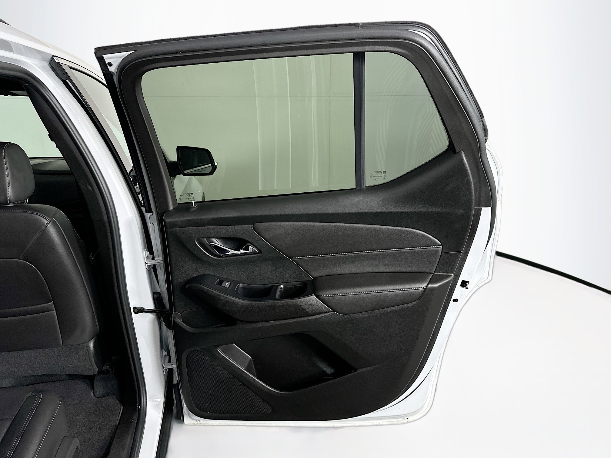 Used 2023 Chevrolet Traverse LT w/ Rear Camera Mirror Package image 31