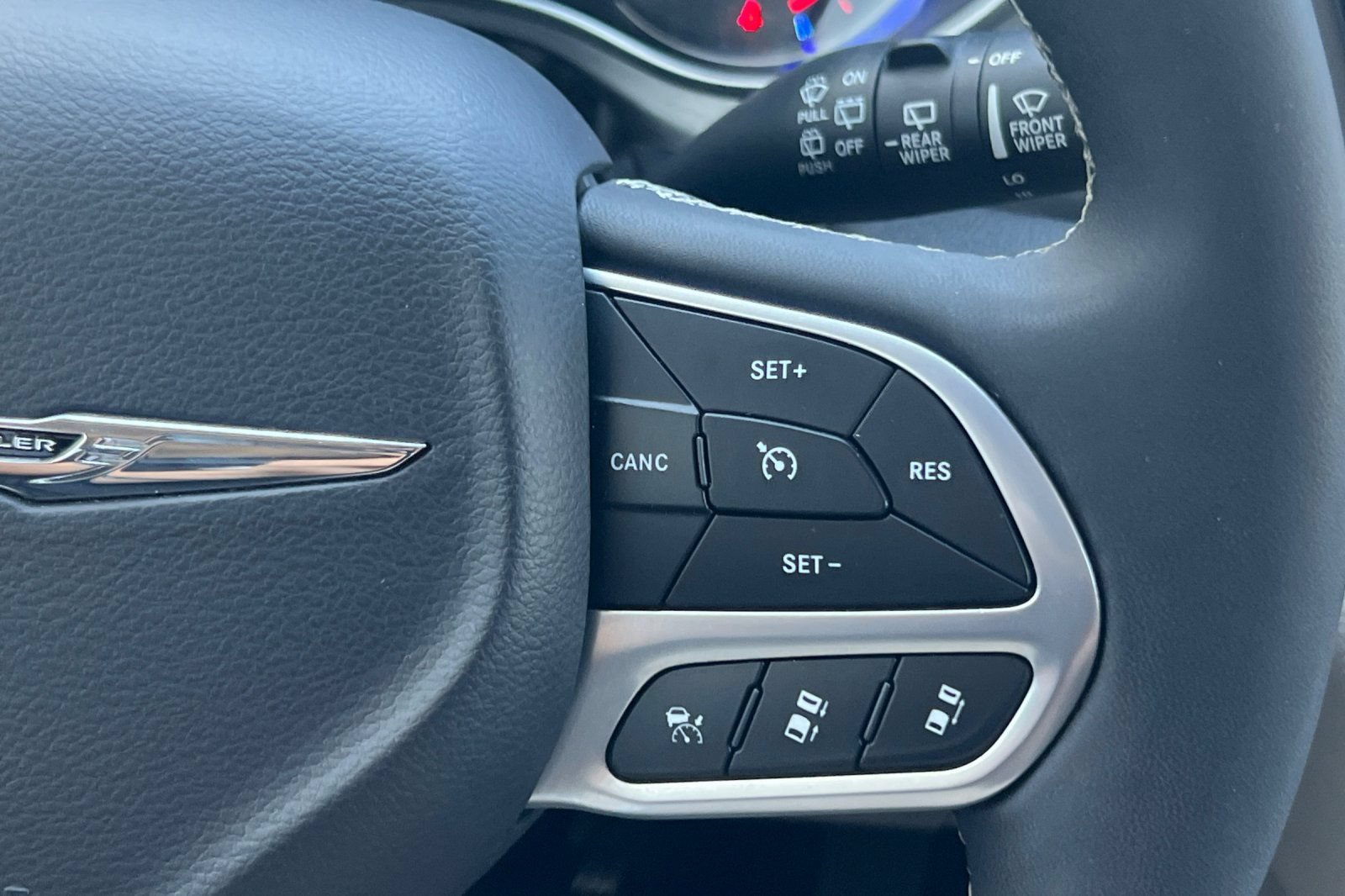 Used 2024 Chrysler Pacifica Limited FWD image 31