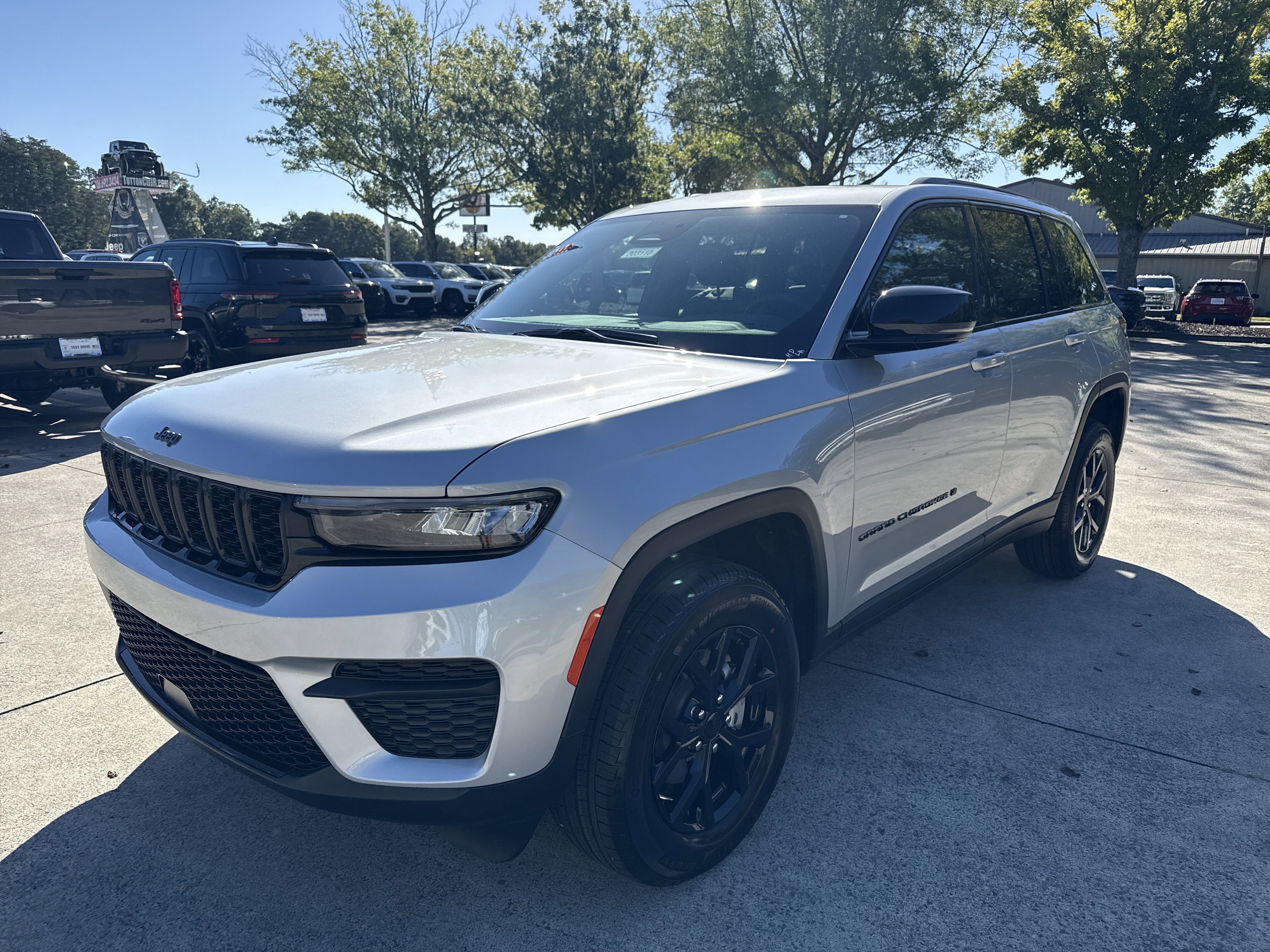 New 2025 Jeep Grand Cherokee Altitude image 3