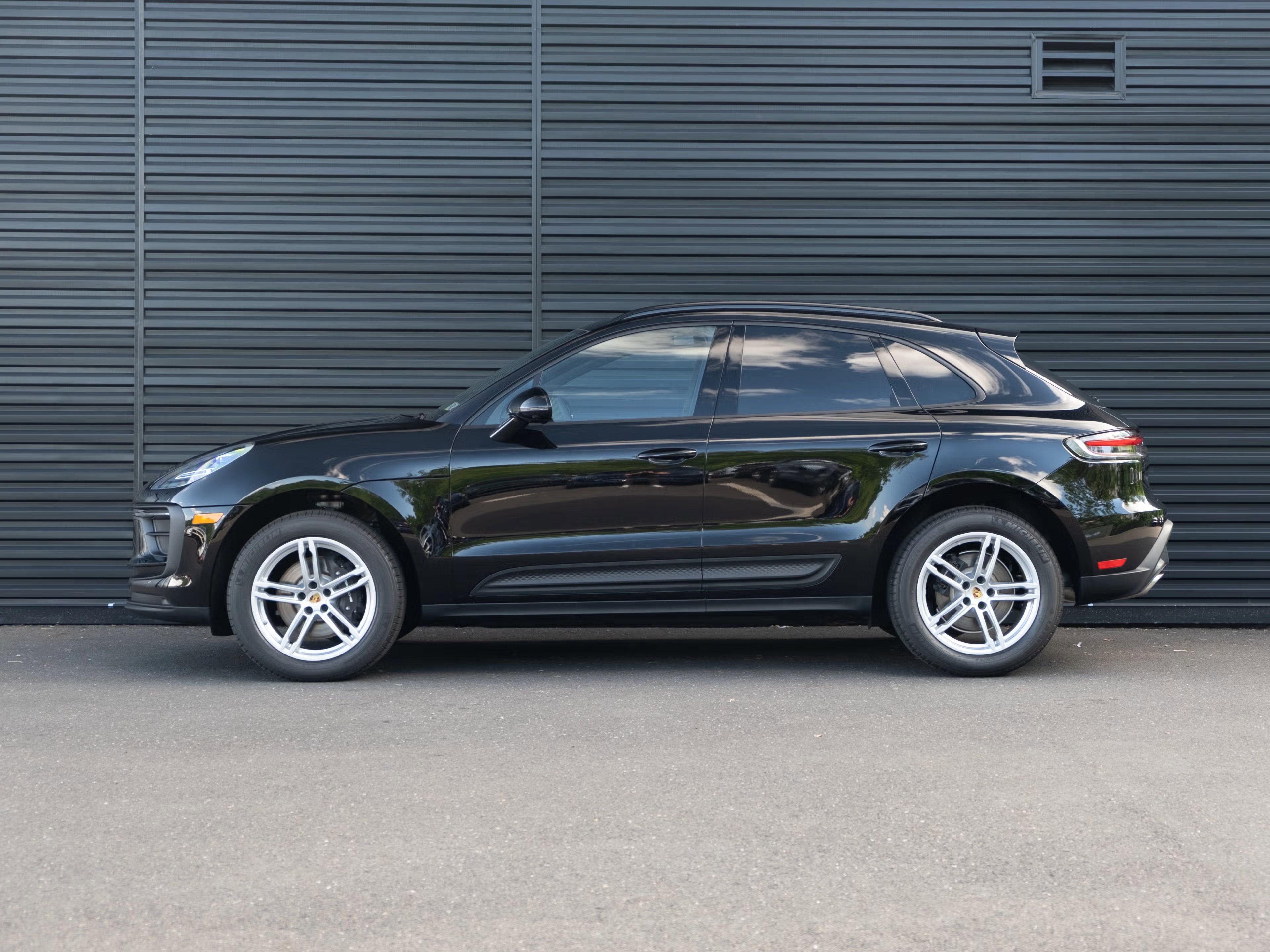 Certified 2025 Porsche Macan image 2