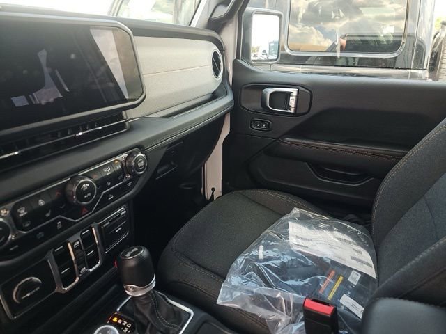 Used 2025 Jeep Wrangler Unlimited Sahara image 15
