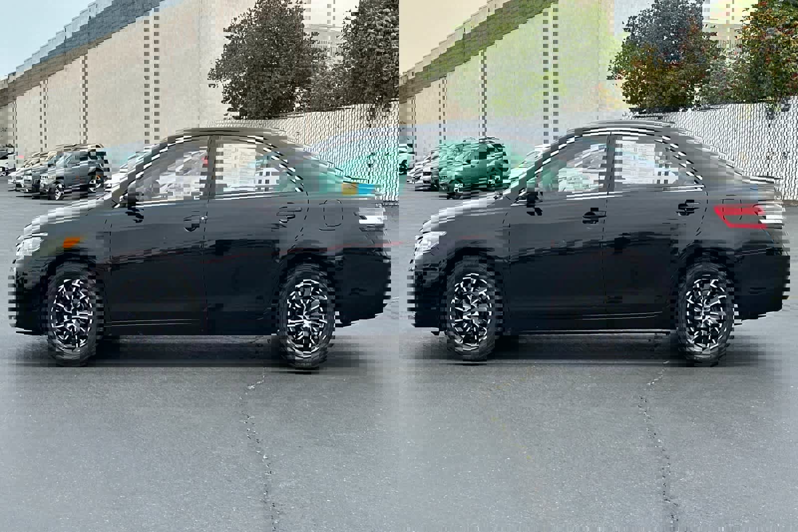 Used 2011 Toyota Camry LE image 9