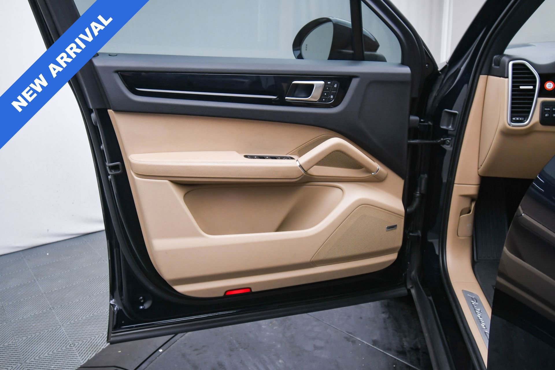 Used 2023 Porsche Cayenne Platinum Edition image 43