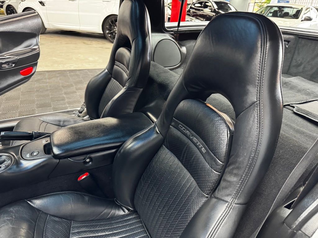 Used 2001 Chevrolet Corvette Coupe w/ Preferred Equipment Group2 image 31
