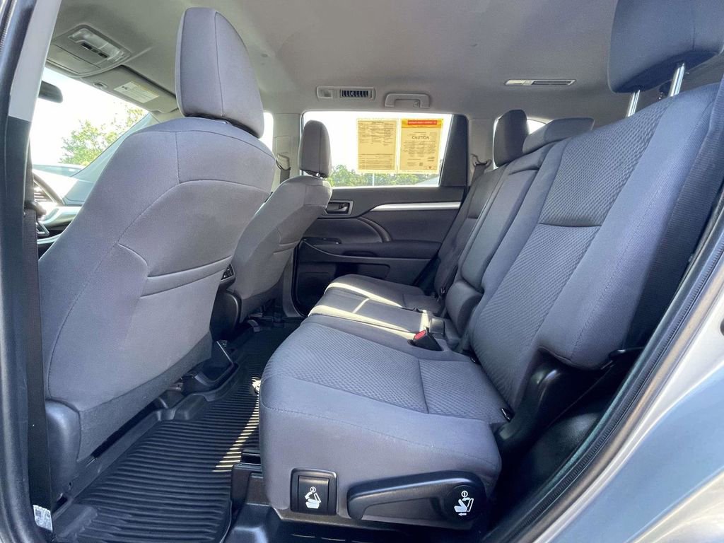 Used 2019 Toyota Highlander LE FWD image 11