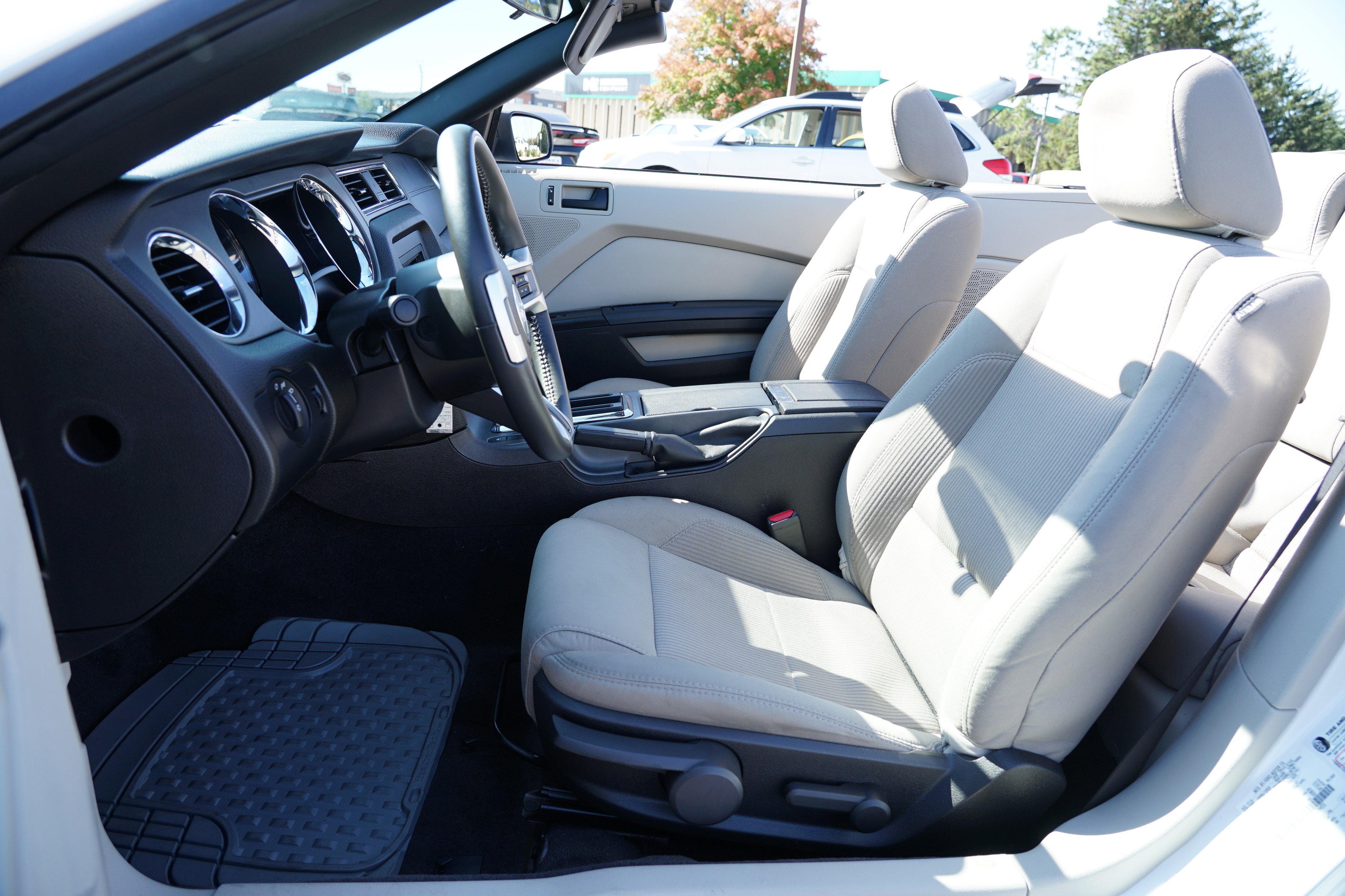 Used 2010 Ford Mustang Convertible image 12