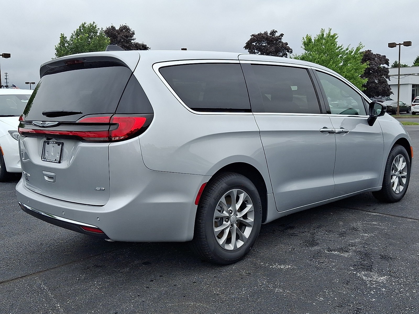 New 2026 Chrysler Pacifica Select AWD/4WD image 3
