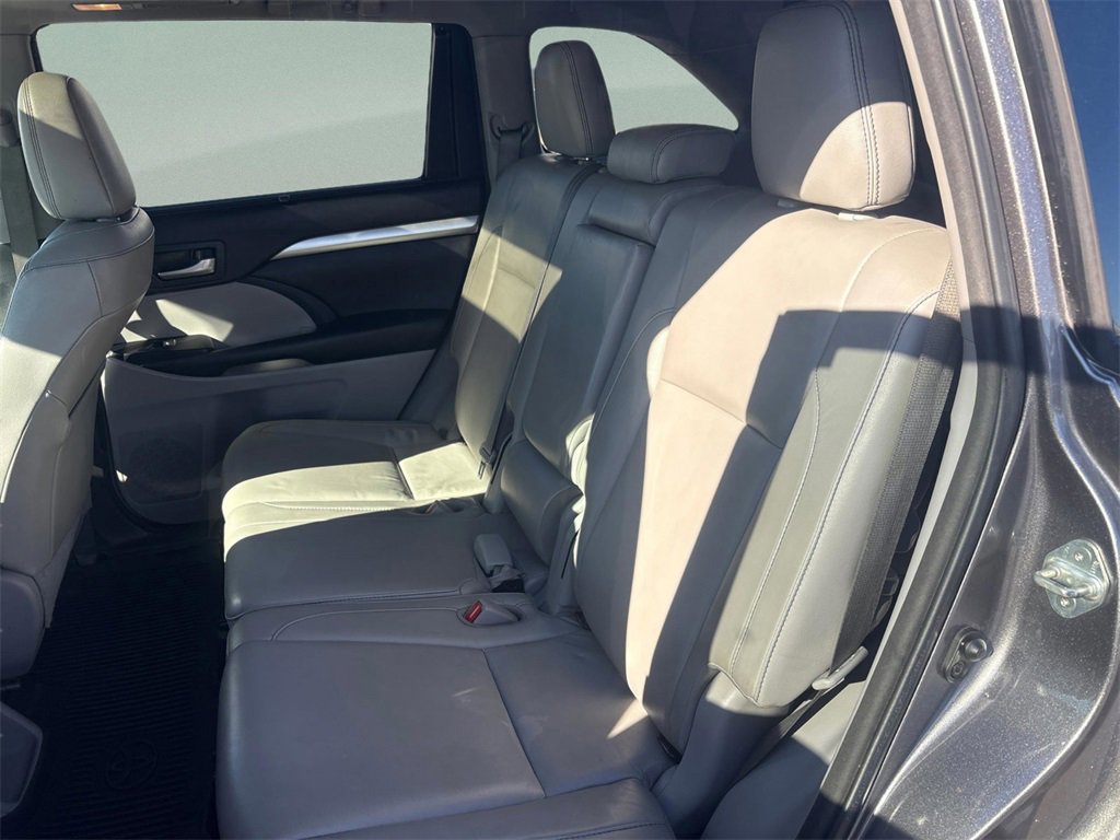 Used 2018 Toyota Highlander XLE image 11