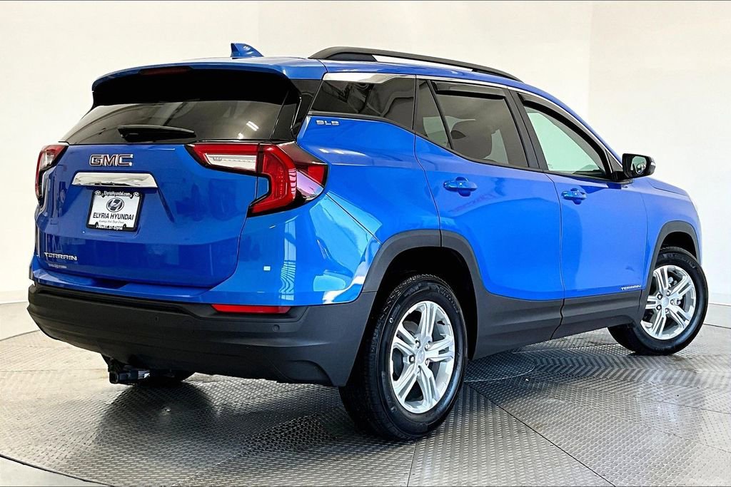 Used 2024 GMC Terrain SLE w/ Driver Convenience Package image 2