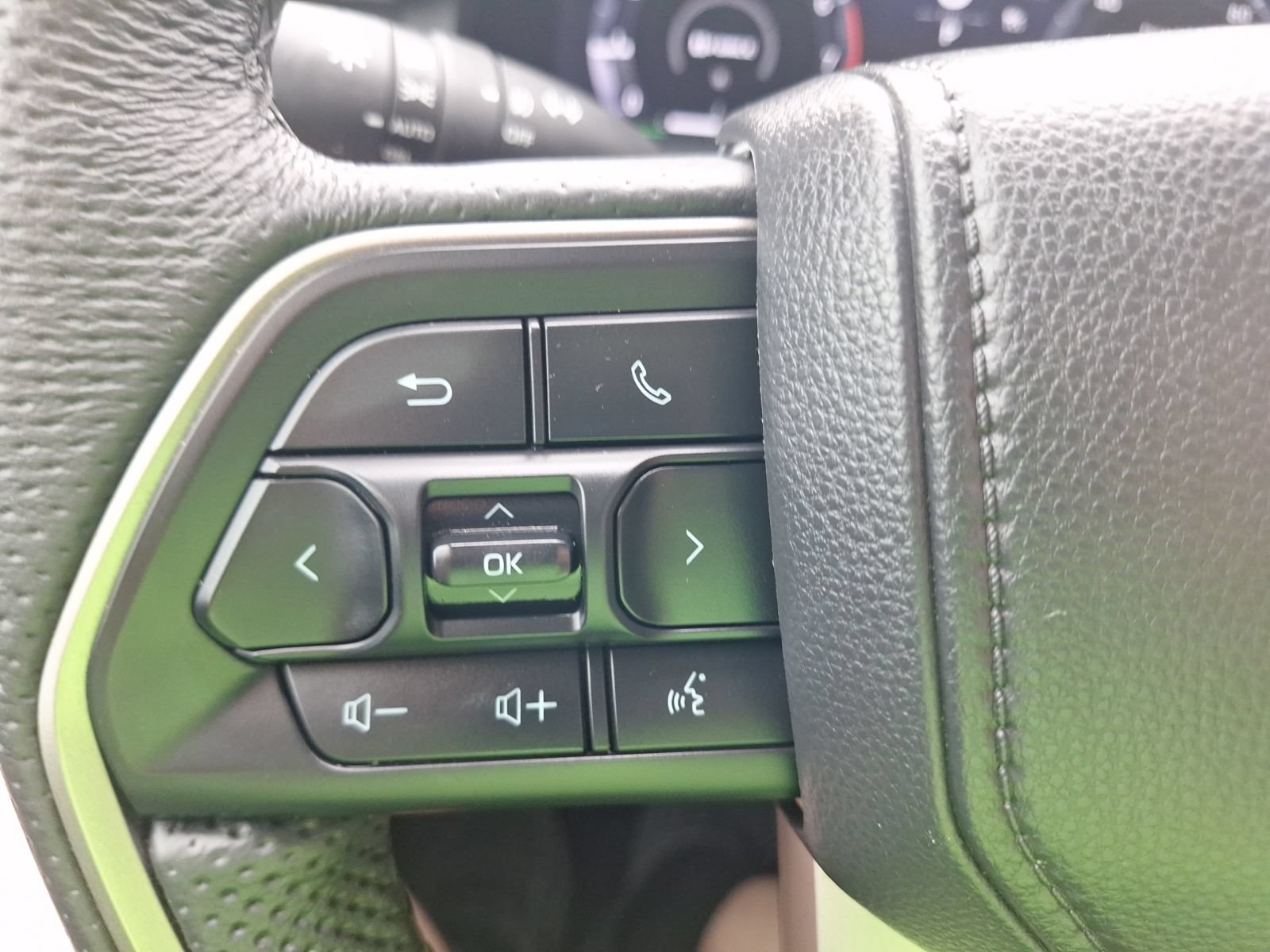Used 2025 Toyota Tacoma TRD Sport AWD/4WD image 24