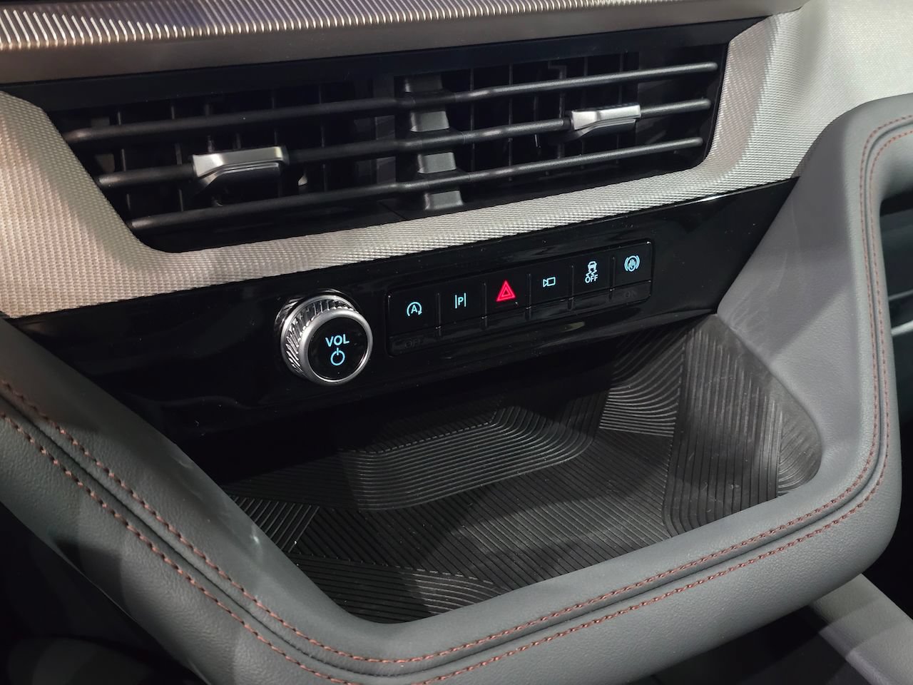 New 2026 Ford Explorer Active AWD/4WD image 28