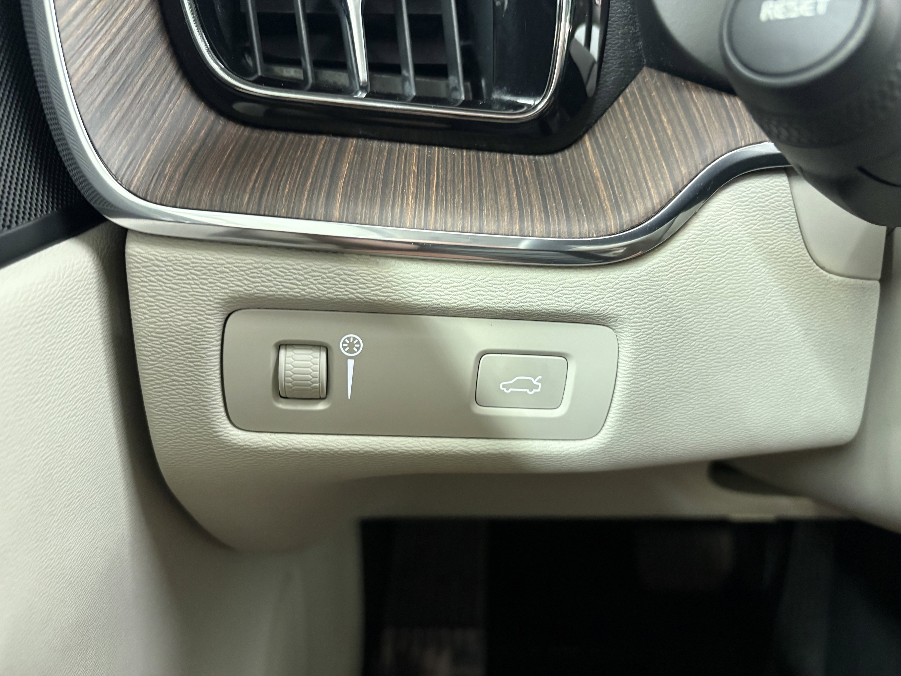 Used 2022 Volvo XC60 B5 Momentum image 32