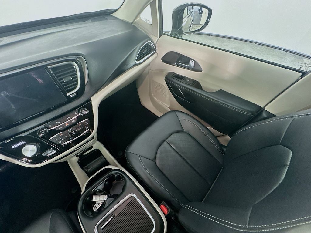 Used 2024 Chrysler Pacifica Touring-L FWD image 11