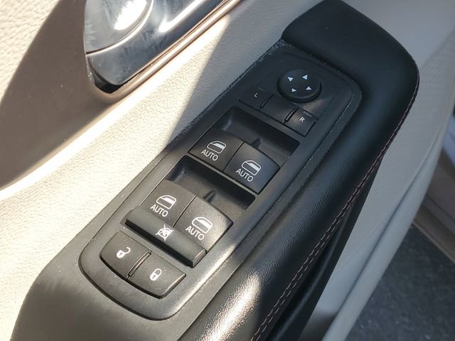 Used 2017 Chrysler Pacifica Touring-L Plus w/ Tire & Wheel Group image 11