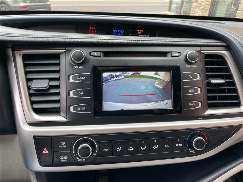 Used 2017 Toyota Highlander LE image 13