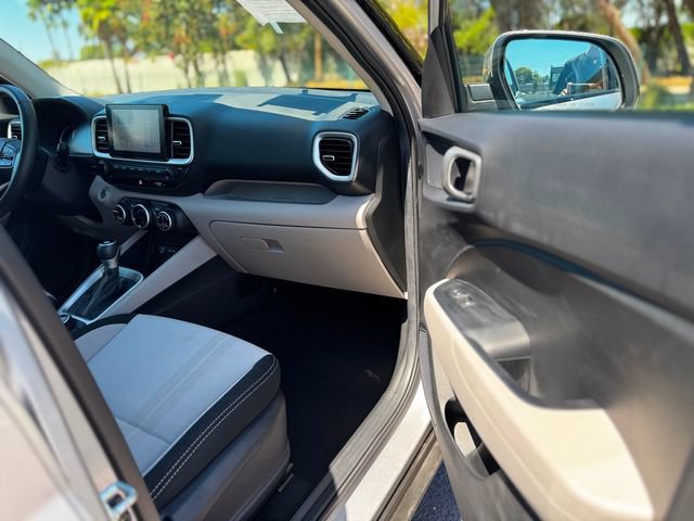 Used 2025 Hyundai Venue SEL FWD image 28