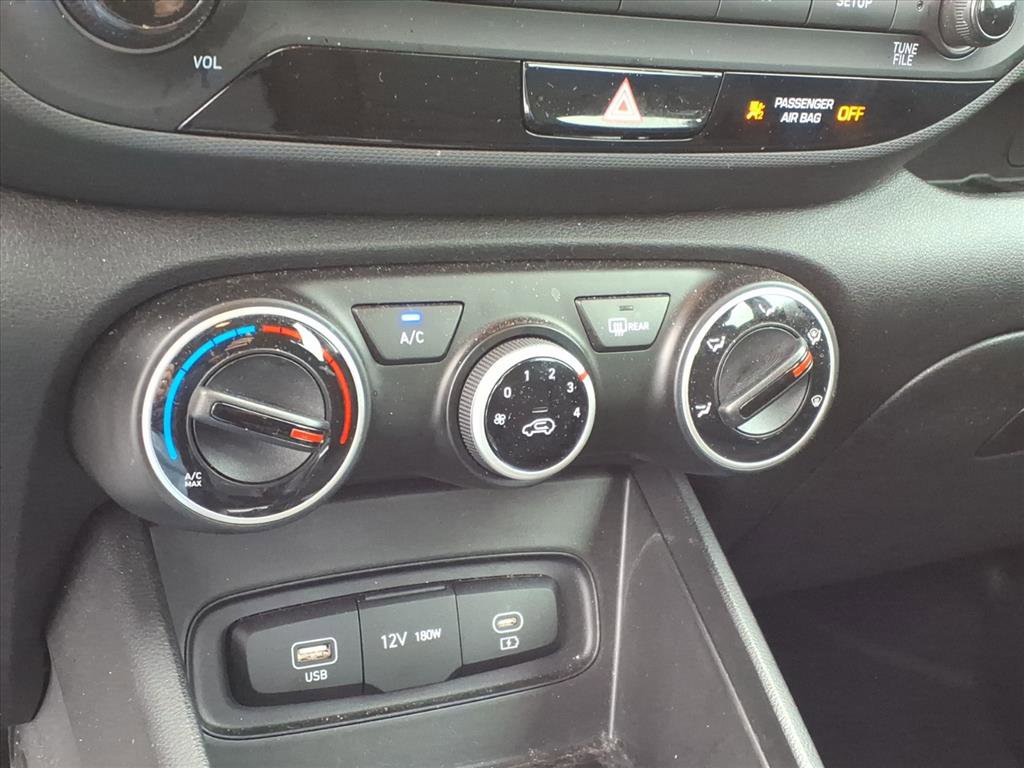 Used 2025 Hyundai Venue SE image 13