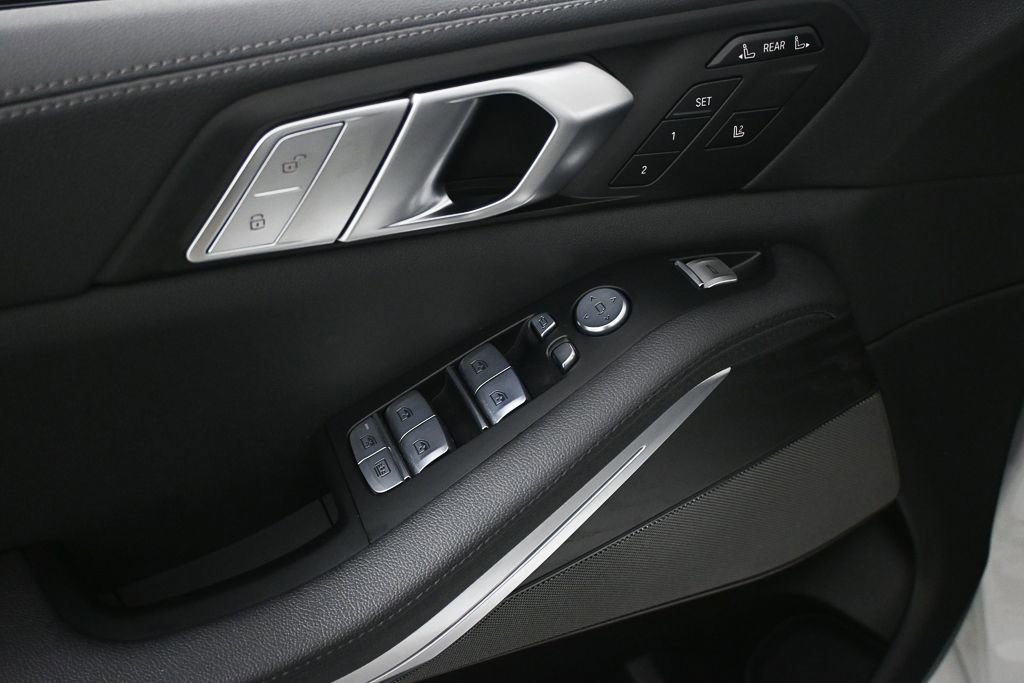 Used 2022 BMW X7 xDrive40i w/ Premium Package image 8