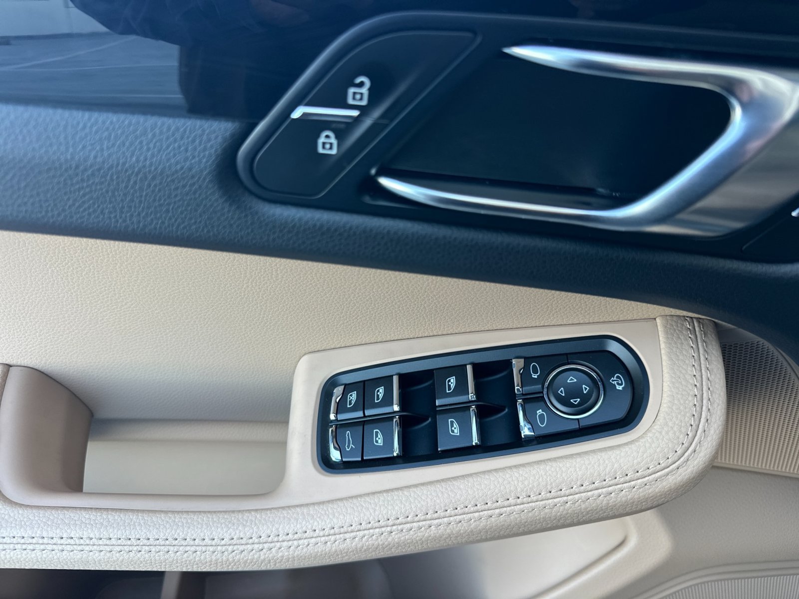 Certified 2026 Porsche Macan AWD/4WD image 30