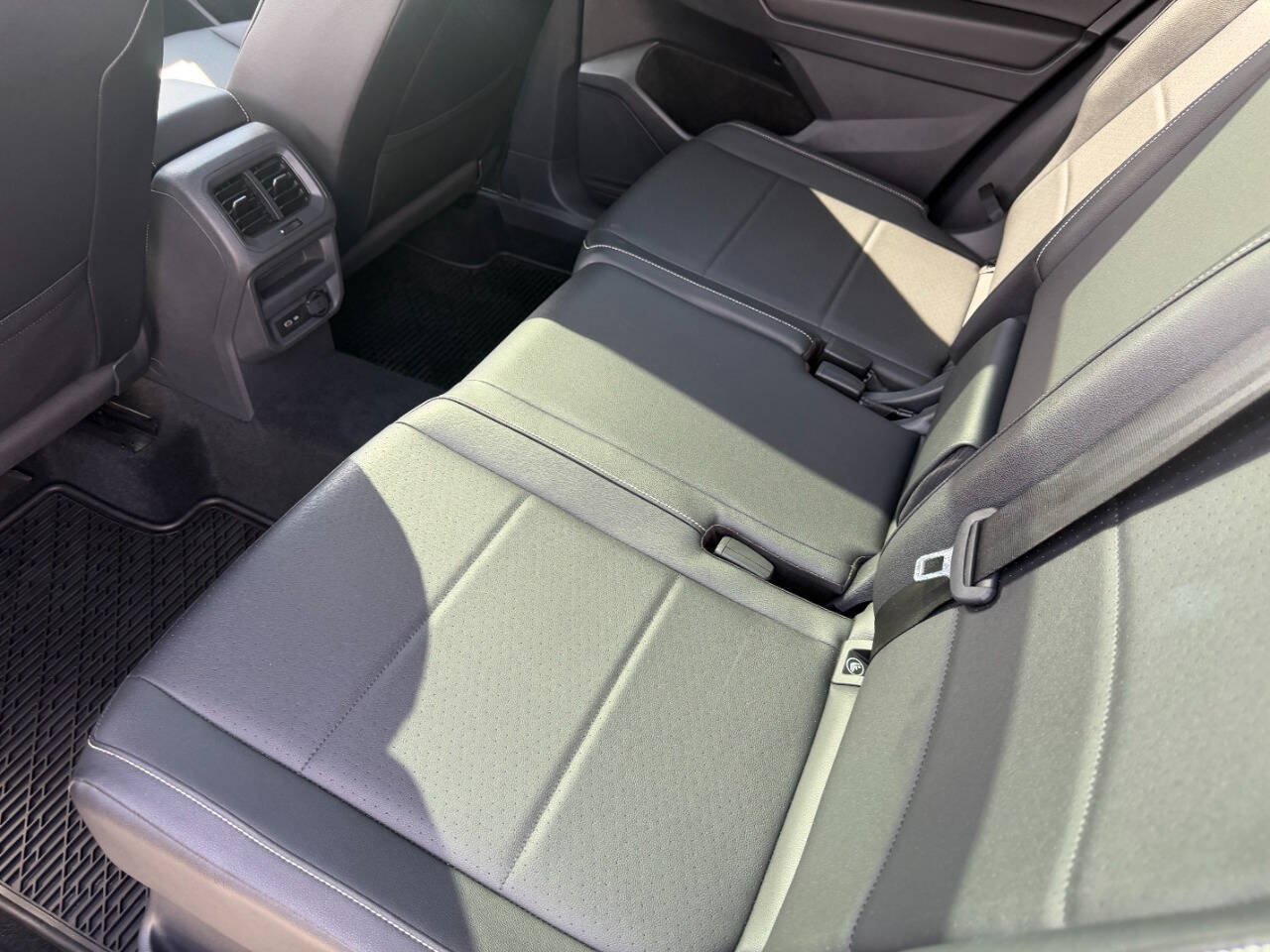 Used 2021 Volkswagen Tiguan SEL AWD/4WD image 24