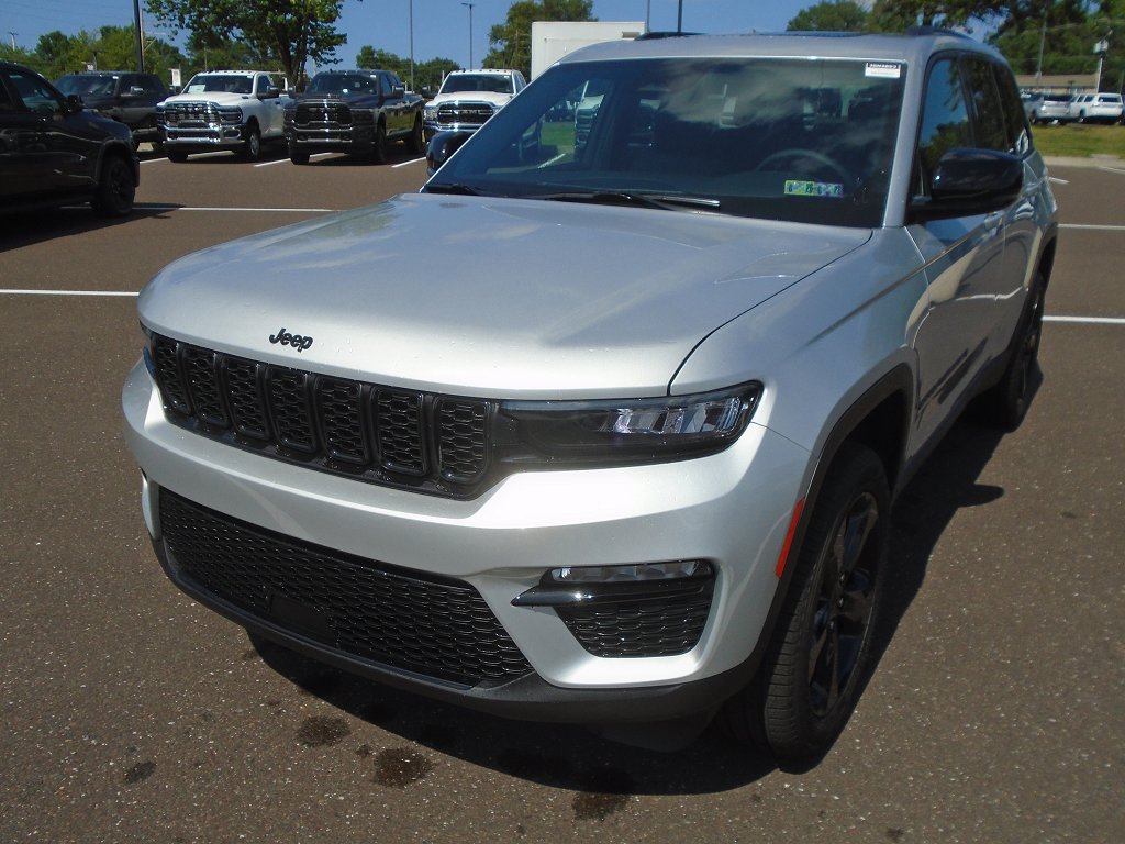 New 2025 Jeep Grand Cherokee Limited w/ Black Appearance Package AWD/4WD image 4