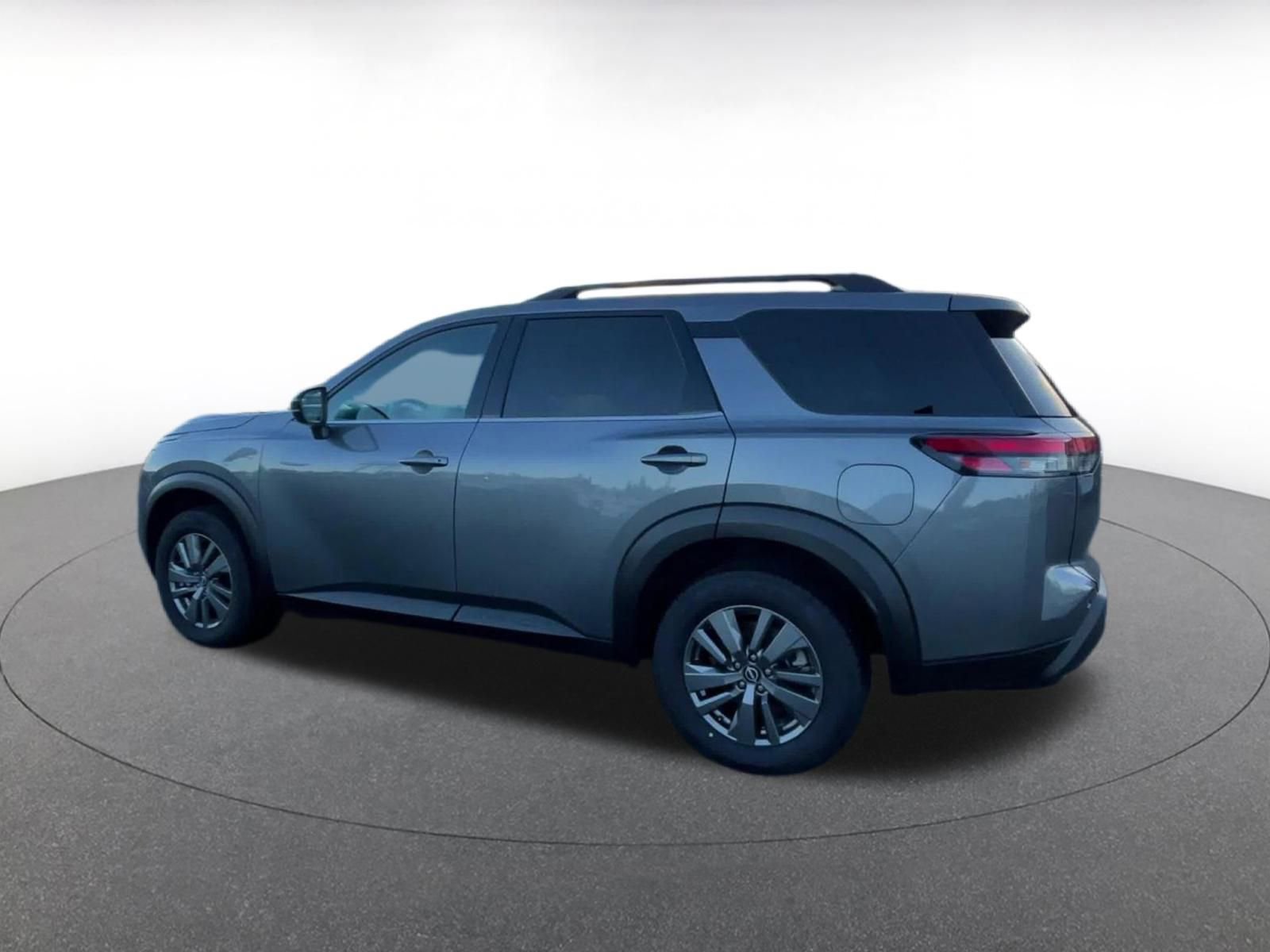 Used 2025 Nissan Pathfinder SV image 10