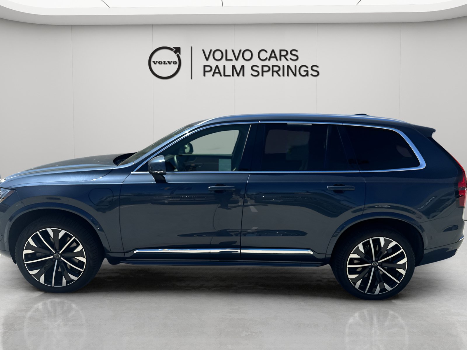 New 2026 Volvo XC90 T8 Plus w/ Protection Package AWD/4WD image 4