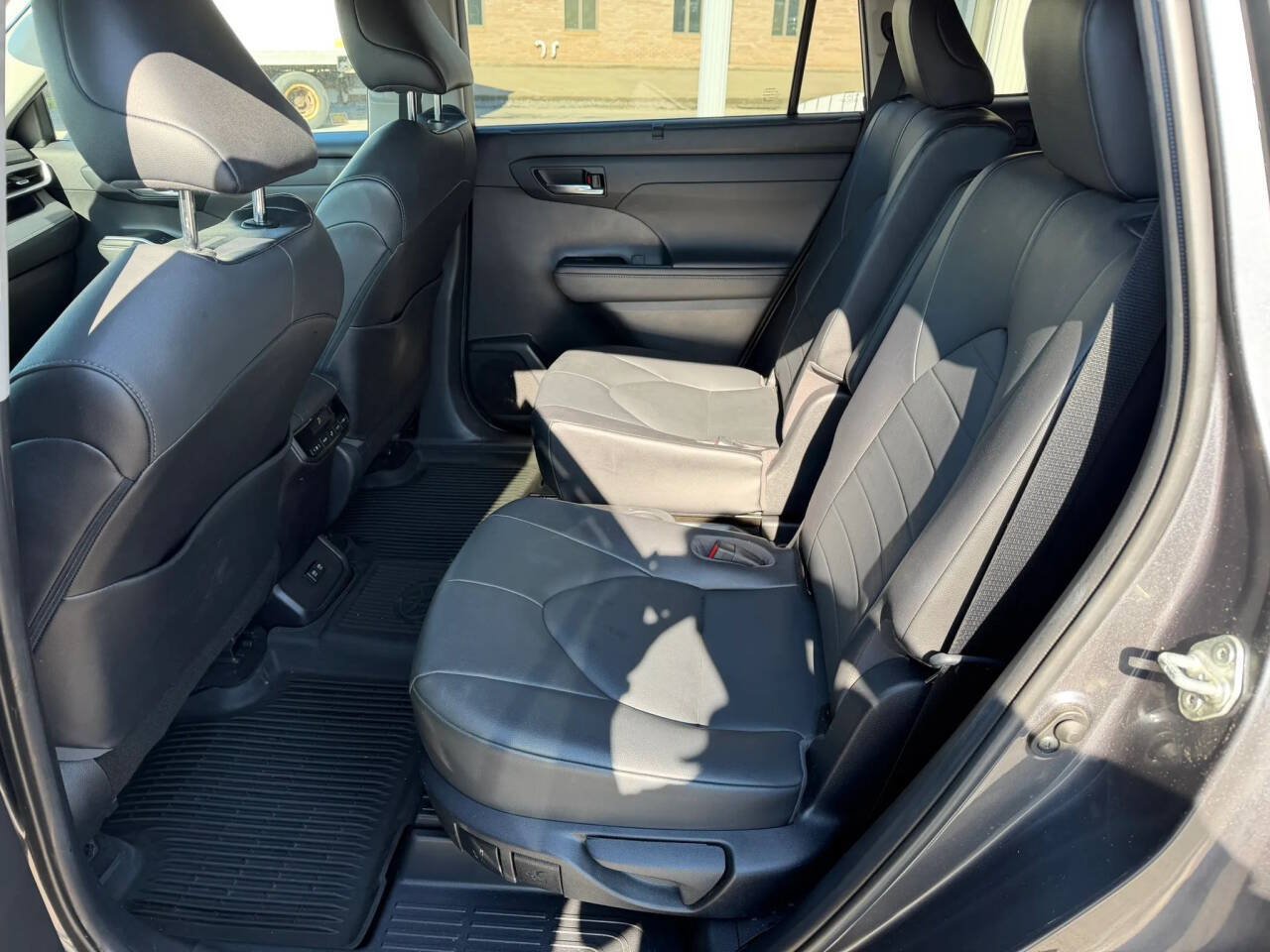 Used 2020 Toyota Highlander XLE AWD/4WD image 21